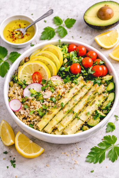 Spargel-Bowl-mit-Quinoa-Avocado-gesund-modern