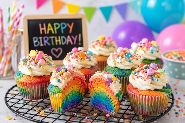 regenbogen-muffins-kindergeburtstag-webp