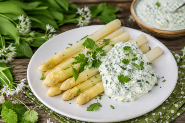 spargel-mit-wildkraeuterquark-fruehlingsrezept-jpgLWeDyKdVpoYug