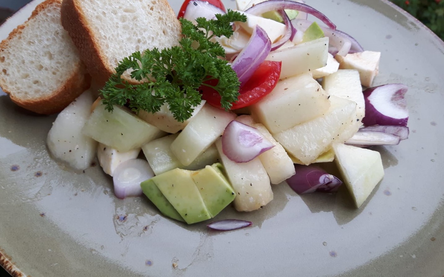 Tomatensalat mit Honigmelone und Avocado | Rezepte | Deine Traumküche