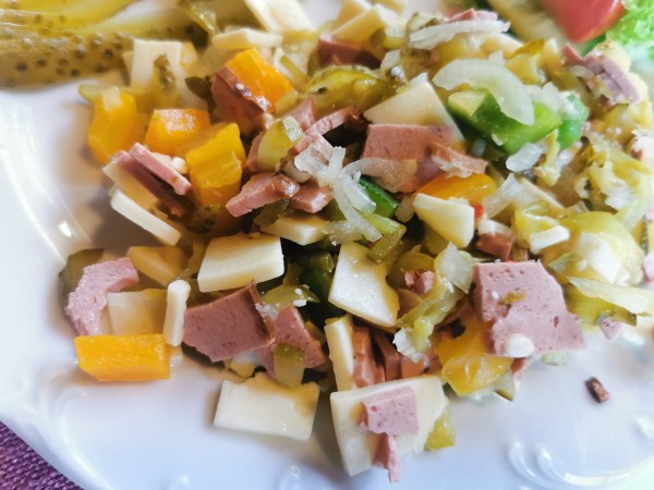 Wurstsalat-mit-Leberkaese
