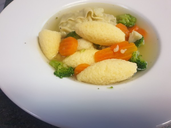 Griessnockerlsuppe-mit-Maultaschen-Bild