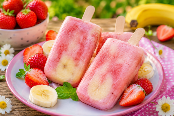 Sommerliches_Erdbeer_Bananen_Eis_fuer_Kinder-jpg