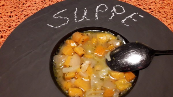 Kartoffelsuppe-mit-S-sskartoffeln