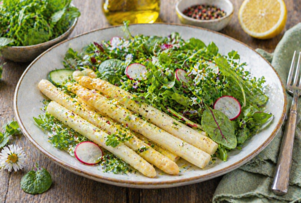 spargel-wildkraeutersalat-rezept-fruehling-jpg