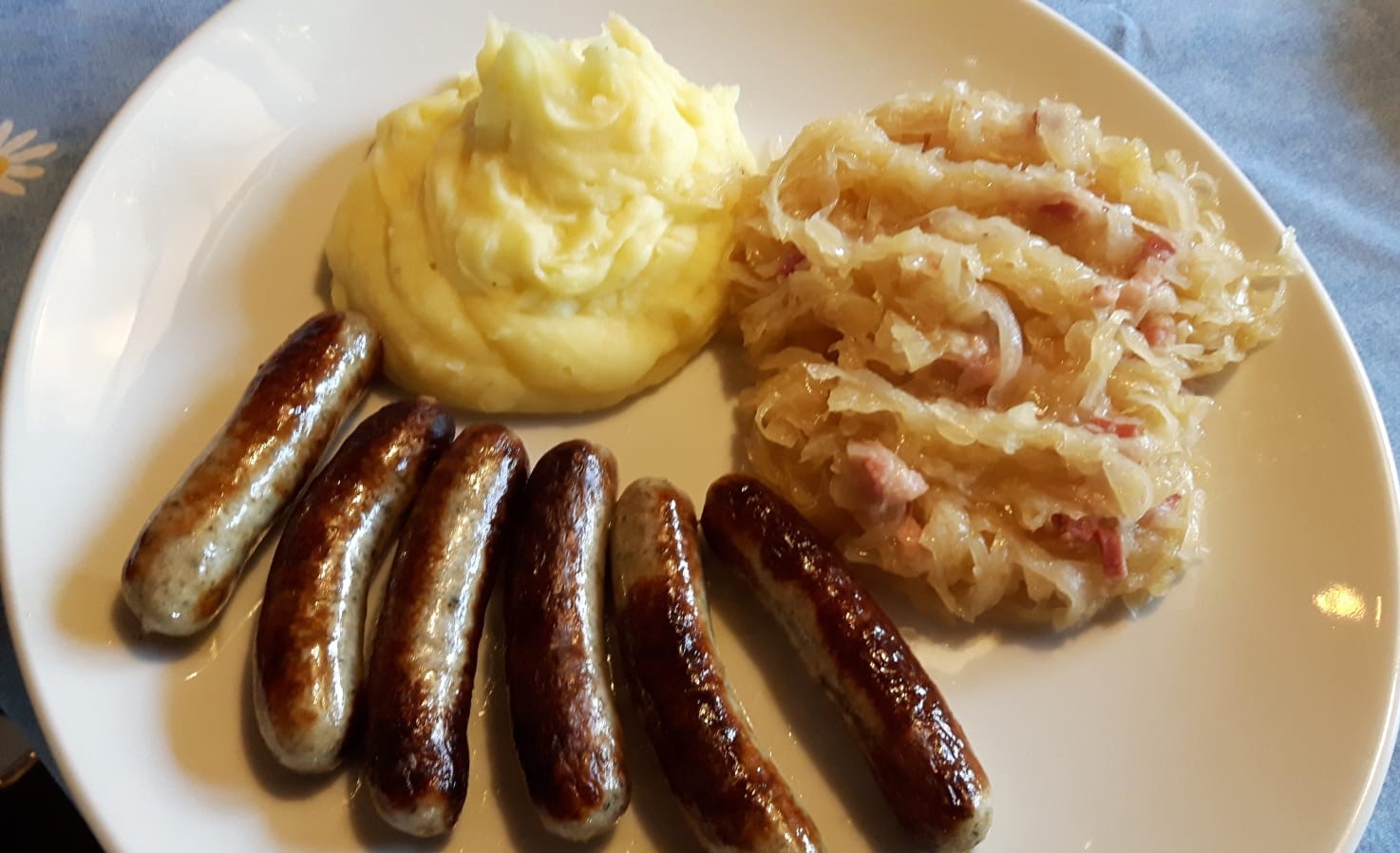 Fränkische Bratwürstchen mit Sauerkraut und Kartoffelstampf | Rezepte ...