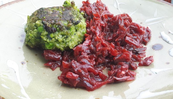 Gr-ne-Frikadellen-mit-Rote-Beete-Salat-und-Joghurt-Dip