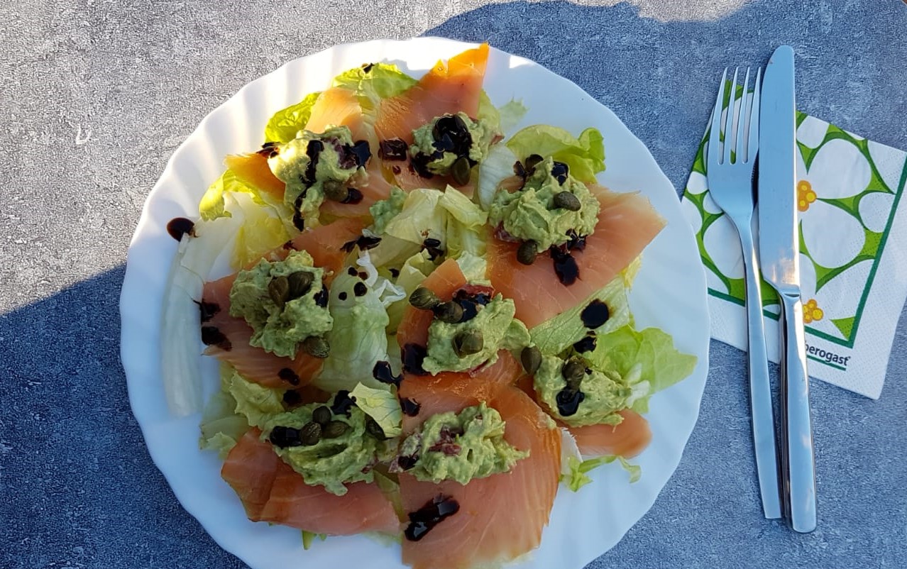 Eisbergsalat-mit-Lachs