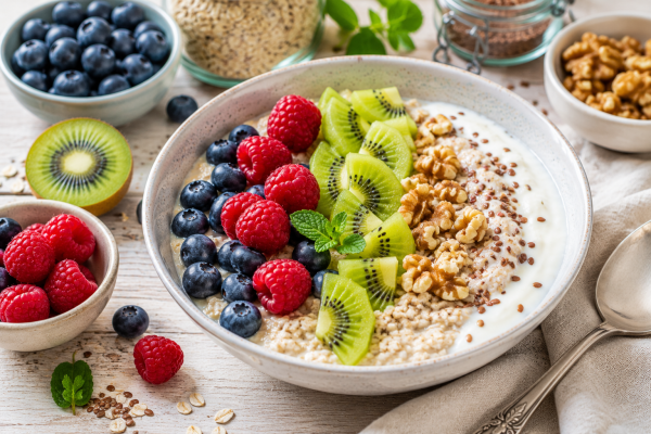 haferflocken-joghurt-bowl-mit-beeren-jpg