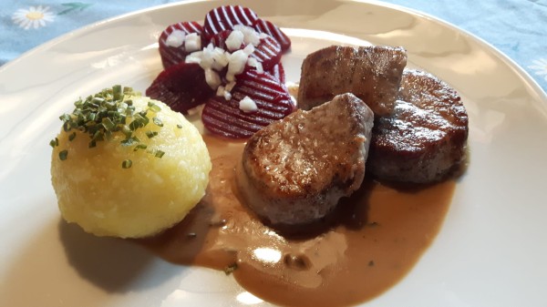 Schweinelende-mit-Pfeffersosse-und-rote-Beete-2