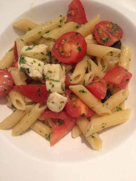 Warmer-Nudelsalat-mit-Tomaten