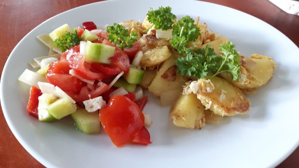 Gebratene-Kn-del-mit-Tomatensalat-2