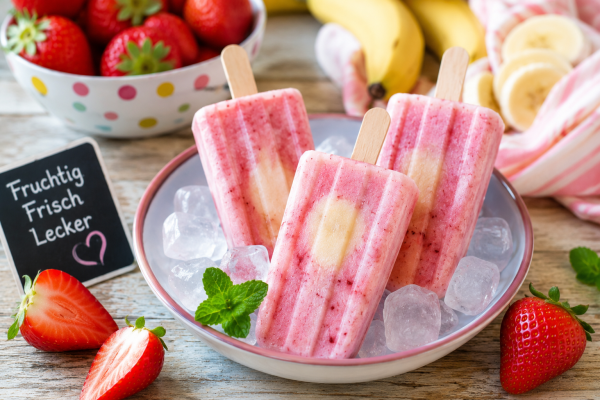Erdbeer-Bananen-Joghurt-Eis-am-Stiel