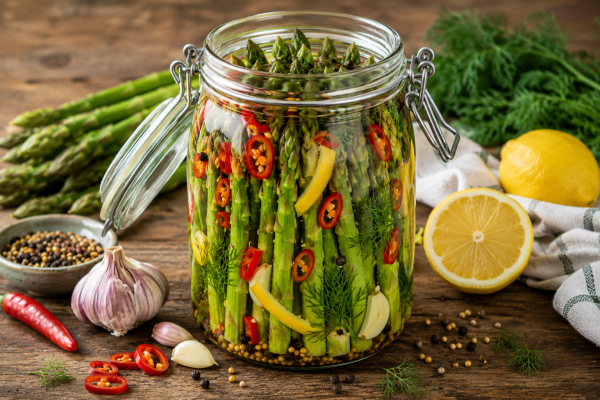 fermentierter-spargel-mit-chili-und-zitrone-jpg