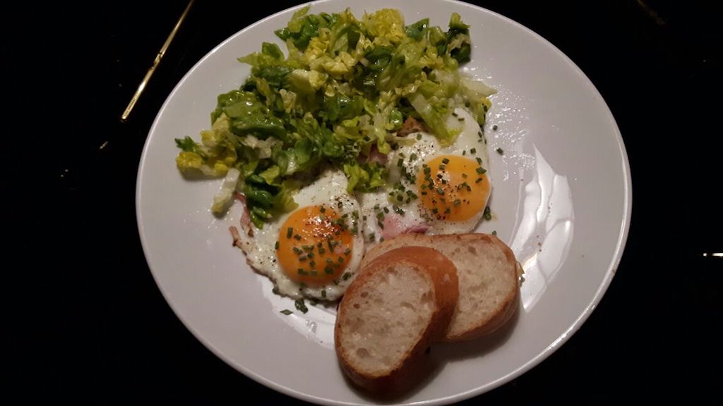Kassler mit Spiegelei und Endiviensalat | Rezepte | Deine Traumküche