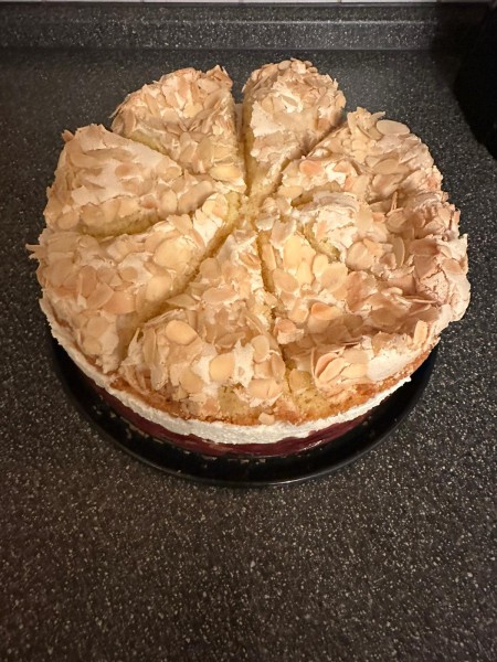 Kirschtorte-mit-Mandelsplittern